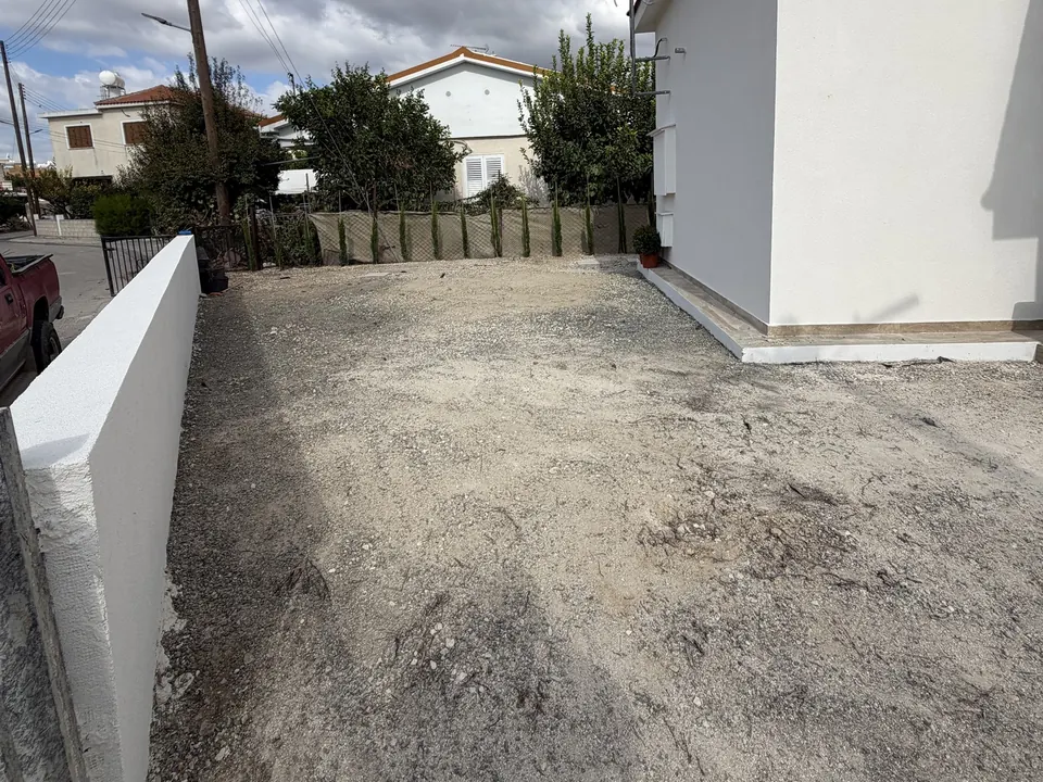 Πριν: αυλή με χώμα δίπλα στο σπίτι