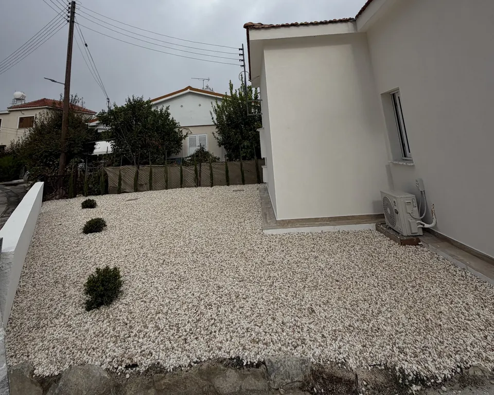 Νέα αυλή με τσακκίλι και θάμνους